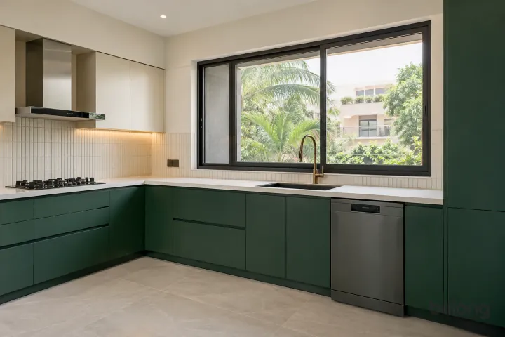 New modern black sink and bronze faucet in emerald and ivory, with white marble-look sintered stone worktops and pale ivory vertical finger tiles.